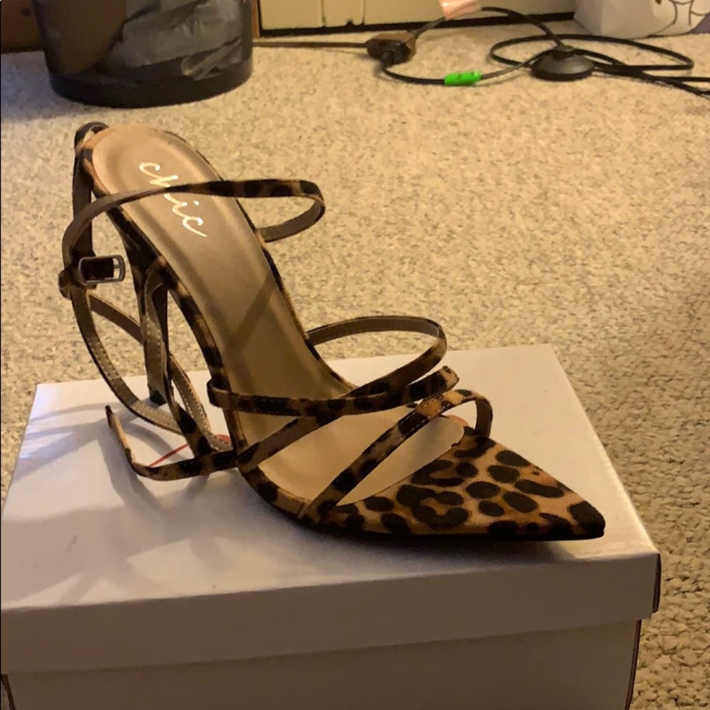 Leopard pointed heel